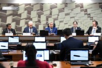 Senadores e debatores da reforma tributária na CAE