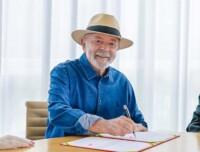 Lula com caneta na mão para assinar documento da Presidência - Foto: Ricardo Stuckert via Planalto